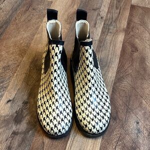 Stylish Houndstooth Winter Boots